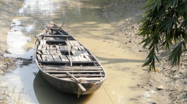 Sundarban Batı Bengal Hindistan Güney Asya Pac güzel mangrov ormanı Ganj Nehri deltasının tuzlu su kanalı üzerinde yüzen Eski Tahta Kanal Teknesi. Kapat.