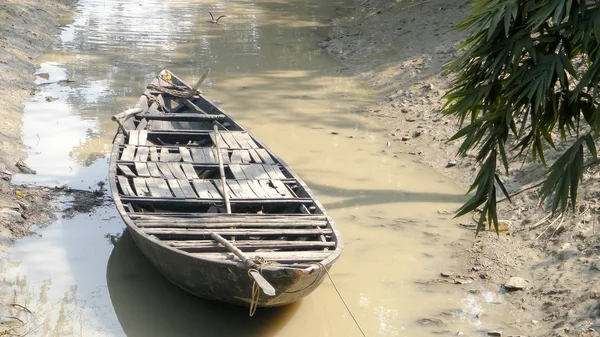 Das alte hölzerne kanalboot, das im sommer über dem salzwasserkanal des ganges river delta im wunderschönen mangrovenwald von sundarban west bengal indien südasien pac schwimmt. Nahaufnahme — Stockfoto