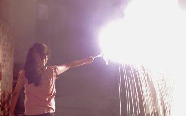 Dikiz aynasındaki kadın elinde havai fişek sopasıyla Diwali festivalini gece karanlığında havai fişeklerle kutluyor. Mutlu Dipawali. Kolkata, Batı Bengal, Hindistan, Güney Asya Pac.