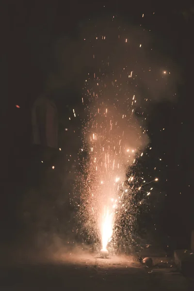 Fogos de artifício brilhantes e coloridos mostrando exibição à noite na City Street durante a celebração do festival Diwali em Kolkata Índia. Close-up. Espaço espaço de cópia para texto . — Fotografia de Stock