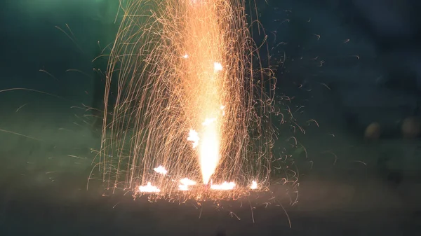 Fuegos artificiales brillantes y coloridos que muestran la exhibición por la noche en City Street durante la celebración del festival Diwali en Kolkata India. Primer plano. Espacio de copia para texto . — Foto de Stock