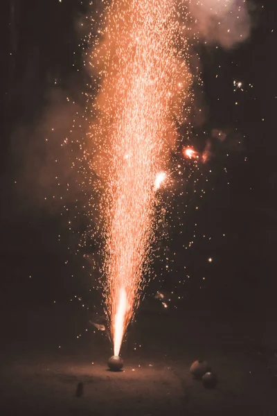 Fuegos artificiales brillantes y coloridos que muestran la exhibición por la noche en City Street durante la celebración del festival Diwali en Kolkata India. Primer plano. Espacio de copia para texto . — Foto de Stock