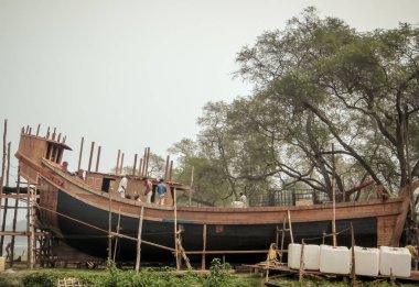 Kakdwip, Batı Bengal, Hindistan Ekim 2019 Kakdwip 'te bir tekne şantiyesinde modern ahşap bir balıkçı teknesi yapılıyor..
