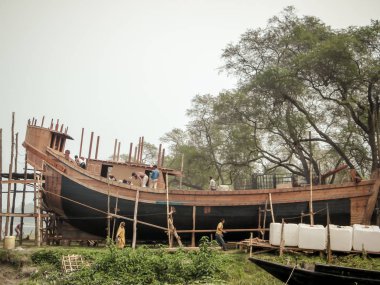 Kakdwip, Batı Bengal, Hindistan Ekim 2019 Kakdwip 'te bir tekne şantiyesinde modern ahşap bir balıkçı teknesi yapılıyor..
