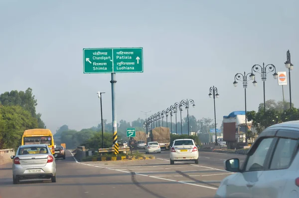 Chandigarh, Punjab, Índia, Sul da Ásia novembro 2019 - Vista da paisagem da City Street de Chandigarh, a cidade mais limpa da Índia . — Fotografia de Stock