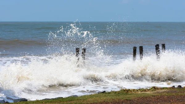 Grandes vagues écrasant sur le rivage d'une île de plage tropicale pendant la tempête. Tempête de la mer. Puissance dans la nature fond. Pris avant un cyclone violent provoquant une inondation dans les zones côtières. Bengale occidental Inde — Photo