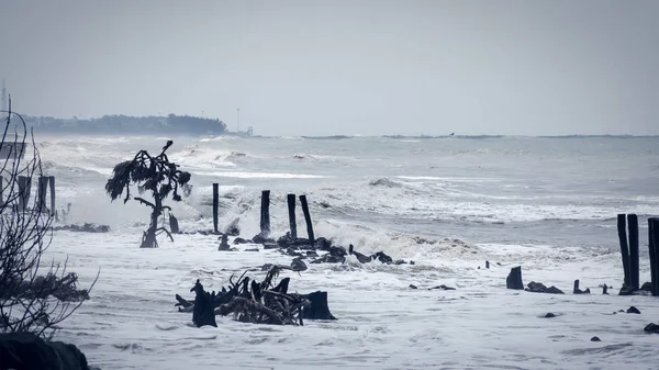 Vue du temps de mer orageux sur la tempête cyclonique tropicale très violente Bulbul qui a frappé et frappé le Bengale occidental et le Bangladesh provoquant une onde de tempête et une inondation éclair à travers la zone côtière de l'île. Bakkali Inde — Photo