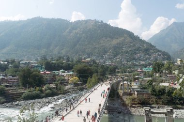Hindistan 'ın ünlü tatil beldesi Kullu' nun başkentinin manzarası. Hindistan 'da Beas Nehri kıyısında popüler bir turizm merkezi ve tepe istasyonları bulunmaktadır. Kulu, Himachal Pradesh, Temmuz 2019