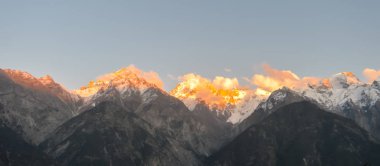 Kailash Dağı ya da Kailasa Dağı Himalaya sıradağları (Tibetçe adıyla Çeteler Rinpoche) gün batımında Lord Shiva 'nın kutsal yeri. Kinnaur, Himachal Pradesh Hindistan 'dan görüntü.
