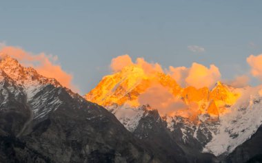Kailash Dağı ya da Kailasa Dağı Himalaya sıradağları (Tibetçe adıyla Çeteler Rinpoche) gün batımında Lord Shiva 'nın kutsal yeri. Kinnaur, Himachal Pradesh Hindistan 'dan görüntü.