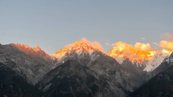 Góra Kailash lub Kailasa Górskie Himalaje (tybetańska nazwa Gangi Rinpocze oznacza Drogocenną Górę Śnieżną) święte miejsce Pana Shiva w świetle słońca. Widok z Kinnaur, Himachal Pradesh Indie. — Zdjęcie stockowe