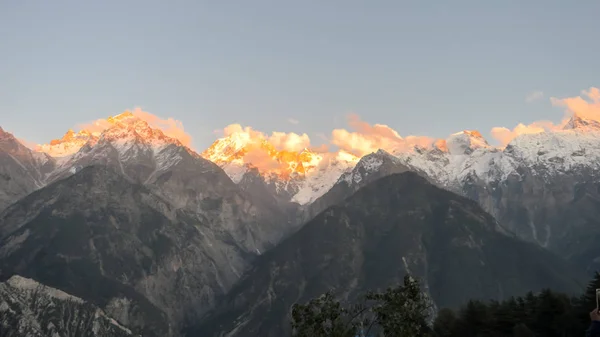 Kailash山或Kailasa山喜马拉雅山脉（藏名Gangs Rinpoche，意为珍贵的雪山）是湿婆领主在夕阳西下的圣地。 印度喜马偕尔邦Kinnaur的观点. — 图库照片