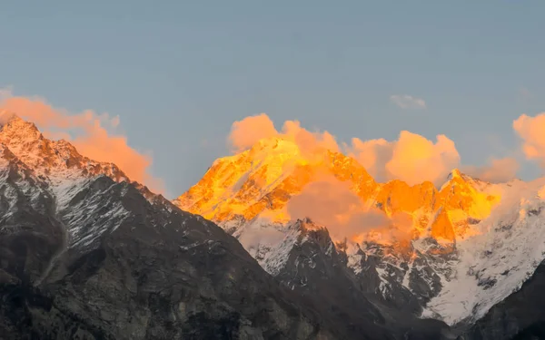 Όρος Kailash ή Kailasa οροσειρές Ιμαλαΐων (Θιβετιανό όνομα Gangs Rinpoche σημαίνει Πολύτιμο Χιονισμένο Βουνό) ιερό μέρος του Κυρίου Shiva στο ηλιοβασίλεμα Ηλιακό φως. Άποψη από Kinnaur, Himachal Pradesh Ινδία. — Φωτογραφία Αρχείου