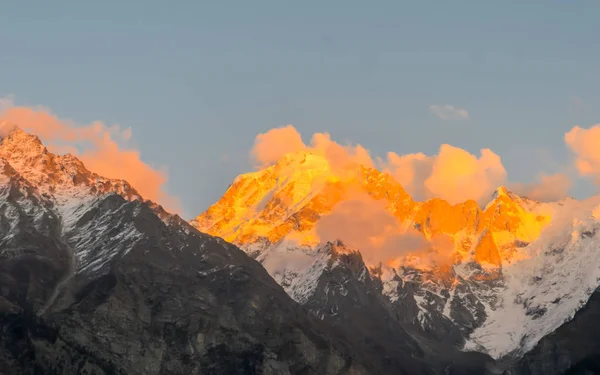 Góra Kailash lub Kailasa Górskie Himalaje (tybetańska nazwa Gangi Rinpocze oznacza Drogocenną Górę Śnieżną) święte miejsce Pana Shiva w świetle słońca. Widok z Kinnaur, Himachal Pradesh Indie. — Zdjęcie stockowe