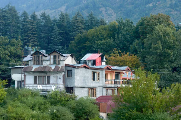 Panoramiczny stary hotel domek stylu retro budynek otoczony sosnowym lasem w wiosennej himalajskiej dolinie górskiej. Piękno w przyrodzie tapety wystrój tła. Manali, Indie maj 2019 — Zdjęcie stockowe