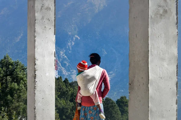Reang Tribal mujer india madre llevando al bebé en la espalda Envolver a su hijo en un cerdito de nuevo (un portador de niños tradicional) Es un famoso cultural de los niños que usan todo el mundo. Mizoram India, Asia Meridional Pac — Foto de Stock