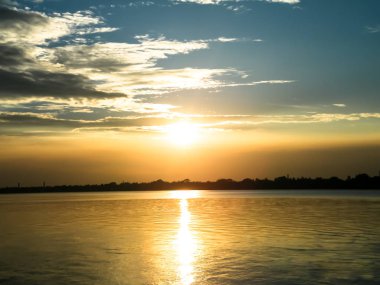 Dramatik Günbatımı gökyüzü kabarık bulutlu ortam. Parlak renklerin karışımı dokulu efekt (koyu, sarı, kırmızı, mavi, mor, pembe, beyaz) Barış maneviyatı ruhani cennet iklimi