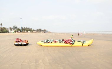 Şişirilebilir maceraperest uçan balık botu. Eğlence Jet Ski su aracı. Jet ski sporları meraklısı Goa Sea Beach, Hindistan Güney Asya Pac Temmuz 2019 'da boş bir deniz plajına yerleştirildi.