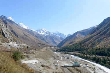 Himalayalar Dağları Panoramik Dağları Highland Dağı Vadisi, Sangla Vadisi panoraması, Chitkul Köyü, Himalayalar Dağları 'ndaki yürüyüş parkurundan yaz mevsiminde. Himachal Pradesh Hindistan