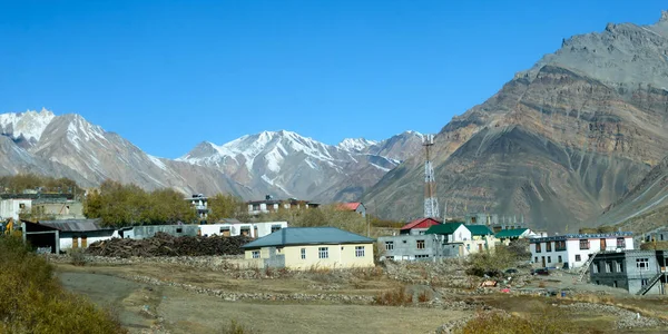 Village at Foothill of Himalayas. Small Villages In The Foothills Of Himalayan picturesque valley. A beautiful indian landscape of a town city at foothills of snow capped Mountain ranges. Kaza India — 스톡 사진