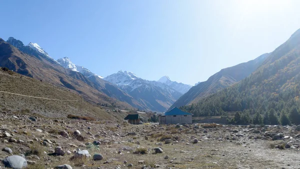 Горная хижина в горах Гималаев, расположенная для укрытия альпинистов, альпинистов и туристов. Взаимосвязанный перекрывающийся холм хребтов V-образной долины в фоновом режиме . — стоковое фото