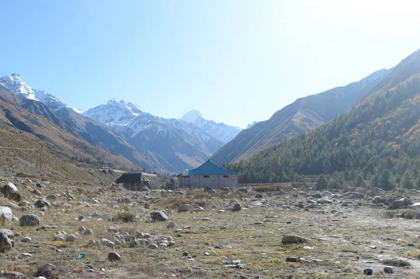 Горная хижина в горах Гималаев, расположенная для укрытия альпинистов, альпинистов и туристов. Взаимосвязанный перекрывающийся холм хребтов V-образной долины в фоновом режиме . — стоковое фото