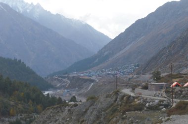 Himalaya tepeleri ve dağlarının yüksek rakımlı bölgelerindeki insan yerleşimleri yüksek irtifa bölgeleri aşırı soğuk iklim. Engebeli araziler, kırılgan jeoloji ve irtifa bölgelerindeki nehir havzaları.