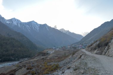 Himalaya tepeleri ve dağlarının yüksek rakımlı bölgelerindeki insan yerleşimleri yüksek irtifa bölgeleri aşırı soğuk iklim. Engebeli araziler, kırılgan jeoloji ve irtifa bölgelerindeki nehir havzaları.
