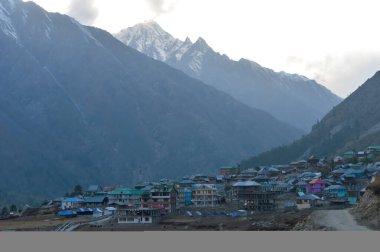 Himalaya tepeleri ve dağlarının yüksek rakımlı bölgelerindeki insan yerleşimleri yüksek irtifa bölgeleri aşırı soğuk iklim. Engebeli araziler, kırılgan jeoloji ve irtifa bölgelerindeki nehir havzaları.