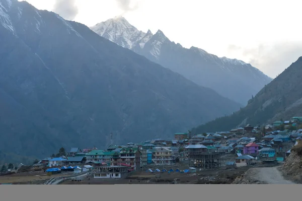 Los asentamientos humanos en las zonas de gran altitud de las colinas del Himalaya y las montañas del valle de las altitudes más altas región clima frío extremo. Terrenos accidentados, geología frágil y cuencas fluviales en zonas altitudinales . —  Fotos de Stock