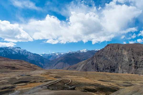 Terras aráveis arabilis prados agrícolas para corte ou pastagem após a colheita. Arroz paddy Campo agricultura fazenda após a colheita. Campo agrícola na montanha colina com fundo azul céu. Spiti Índia — Fotografia de Stock