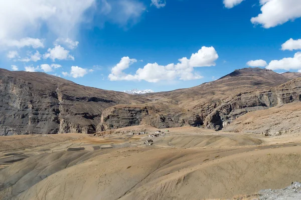 Assentamentos humanos em áreas de alta altitude de colinas e montanhas do Himalaia vale altitudes mais elevadas região clima frio extremo. Terrenos acidentados, geologia frágil e bacias hidrográficas em zonas altitudinais . — Fotografia de Stock