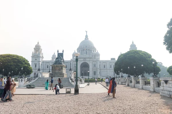 Victoria Memorial grande edifício de arquitetura de mármore, dedicado à memória da rainha Vitória, um museu e destino turístico e símbolo icônico meio da cidade movimentada. Kolkata, Bengala Ocidental Índia maio 2019 — Fotografia de Stock