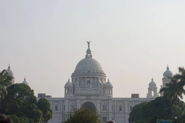 Het Victoria Memorial hoofdgebouw, een iconische infrastructuur van de oude keizerlijke Britse bezette Indische tijd, een museum en toeristische bestemming en erfgoed plaats. Kolkata, West-Bengalen, India mei 2019 — Stockfoto