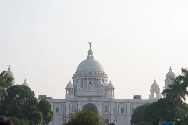 Het Victoria Memorial, wit gemarmerde weelderige structuur iconische infrastructuur van de oude Imperial British Raj, een museum en toeristische bestemming en erfgoed plaats. Kolkata, West-Bengalen, India mei 2019 — Stockfoto