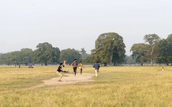 Lokale Indiase jongens spelen cricket game in Maidan gebied in de winter zonsondergang 's avonds tijd in de buurt van Eden Gardens stadion, stad van vreugde, Kolkata, West-Bengalen, India Azië Mei 2019 — Stockfoto