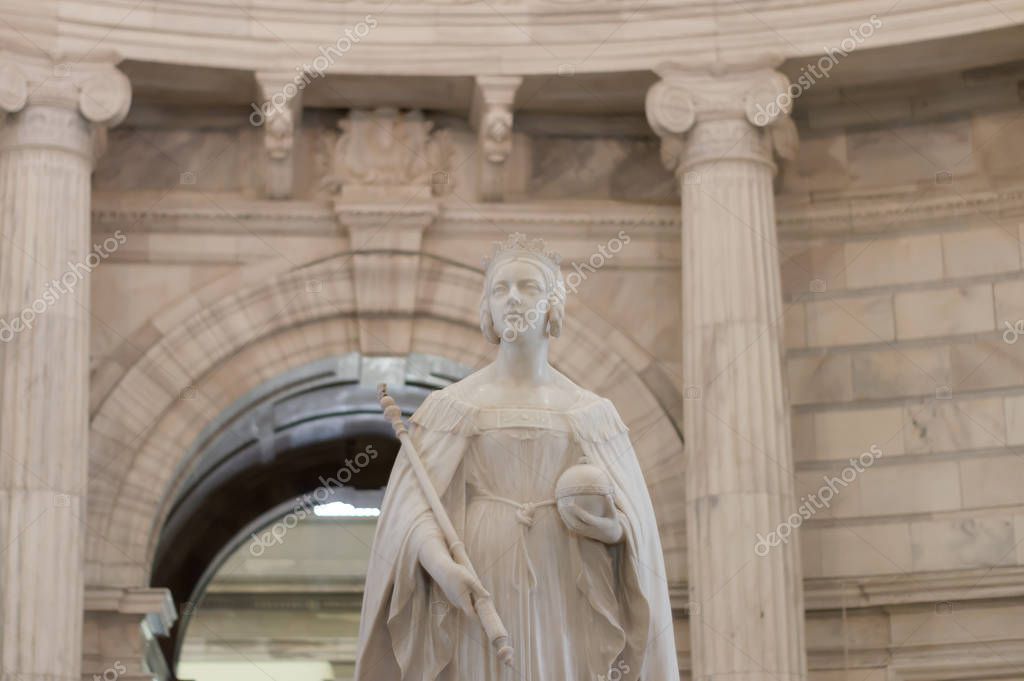 Estatua de la reina Victoria dentro del monumento conmemorativo de