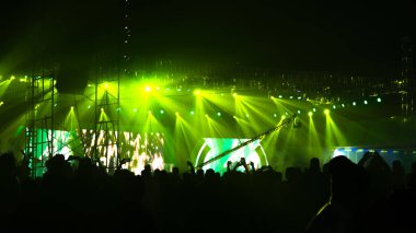 Siluet izleyicileri konser performansı, pop rock müzik, hayat, ödül töreni, yeşil renkli sahne ışığı ve tezahürattan keyif alan insanlar..