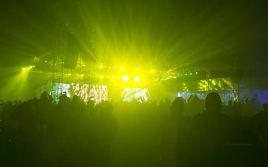 Siluet izleyicileri konser performansı, pop rock müzik, hayat, ödül töreni, yeşil renkli sahne ışığı ve tezahürattan keyif alan insanlar..