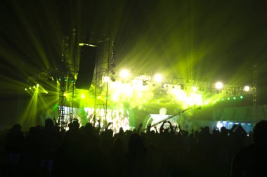 Siluet izleyicileri konser performansı, pop rock müzik, hayat, ödül töreni, yeşil renkli sahne ışığı ve tezahürattan keyif alan insanlar..