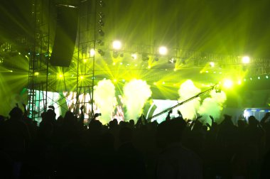 Siluet izleyicileri konser performansı, pop rock müzik, hayat, ödül töreni, yeşil renkli sahne ışığı ve tezahürattan keyif alan insanlar..