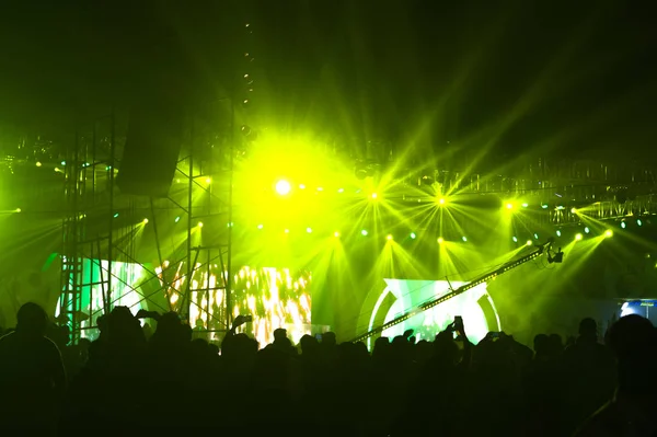 Siluet izleyicileri konser performansı, pop rock müzik, hayat, ödül töreni, yeşil renkli sahne ışığı ve tezahürattan keyif alan insanlar..