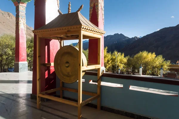 Enorme budista Dharma Drum na luz do sol da manhã. É um instrumento de uso Shakyamuni Buda religião em templos budistas e mosteiros para a bateria e meditação tambor mindfulness. Mosteiro chave Índia — Fotografia de Stock