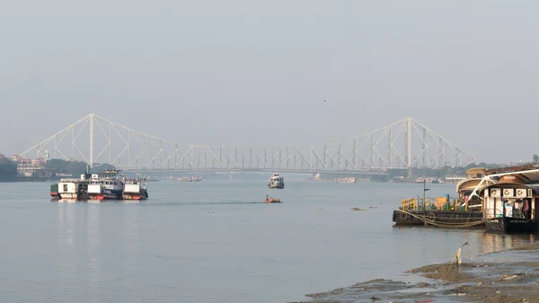 Panoramic Scenics Puente Howrah sobre el río Hooghly. Fotografía en el atardecer de invierno de Babu Ghat Calcuta Riverside Área Kolkata, Bengala Occidental, India, Asia Meridional Pac Enero 2020 — Foto de Stock