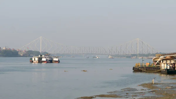 Panoramic Scenics Puente Howrah sobre el río Hooghly. Fotografía en el atardecer de invierno de Babu Ghat Calcuta Riverside Área Kolkata, Bengala Occidental, India, Asia Meridional Pac Enero 2020 — Foto de Stock