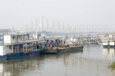 Hooghly Nehri kıyısındaki nakliye şirketi Ghat 'te West Bengal Surface Transport Corporation (Wbstc) tarafından yolcu feribot servis istasyonu. Kolkata Hindistan Asya Pac Mayıs 2019 bir toplu su taşımacılığı.