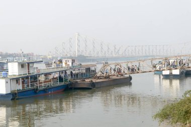 Hooghly Nehri kıyısındaki nakliye şirketi Ghat 'te West Bengal Surface Transport Corporation (Wbstc) tarafından yolcu feribot servis istasyonu. Kolkata Hindistan Asya Pac Mayıs 2019 bir toplu su taşımacılığı.
