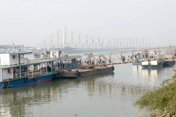 Estación de servicio de ferry de pasajeros por West Bengal Surface Transport Corporation (WBSTC) en Hooghly River Shipping Corporation Ghat. Un transporte público de agua de Calcuta India Asia Pac Mayo 2019 . — Foto de Stock