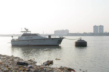 Bir Kolkata Liman Tröstü gemisi Hooghly Riverside bölgesindeki Haldia Rıhtım Kompleksine demirlemiş. Burası bugün Hindistan 'ın tek nehir limanı. Batı Bengal Güney Asya Pasifik Ocak 2020