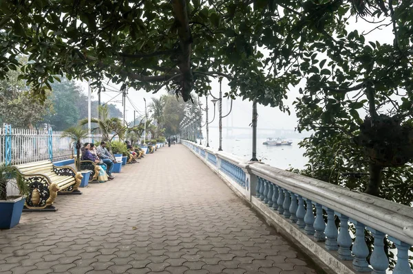 Hermoso paseo marítimo del Ganges pavimentado Parque Público en primera línea de río construido para caminar tranquilamente. Millennium Eco Tourism Zona recreativa en tranquila puesta de sol relajada por la noche. Kolkata India enero 2020 — Foto de Stock